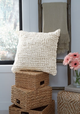 Aavie Pillow 