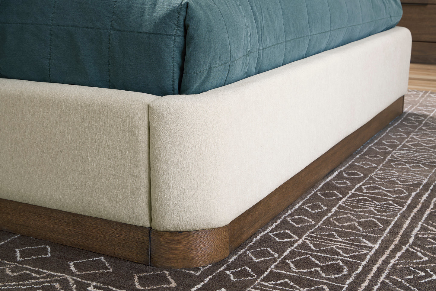 Hennington Queen Upholstered Bed